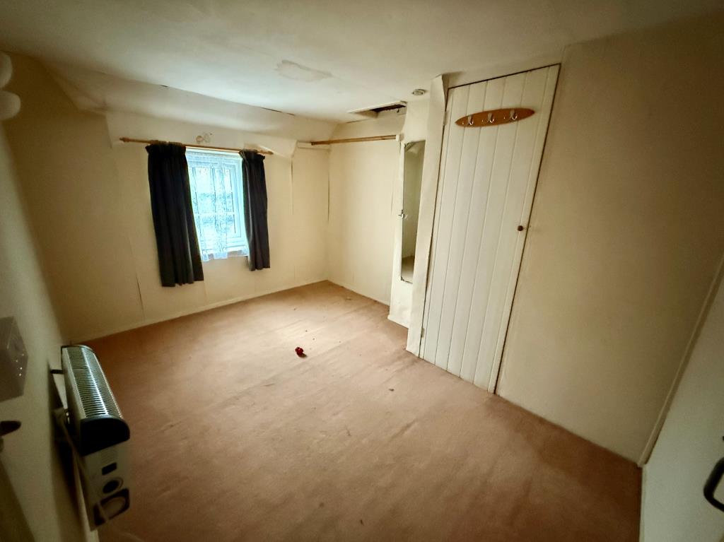 Lot: 138 - ATTRACTIVE COTTAGE WITH PERMISSION FOR LARGE EXTENSION - Bedroom two